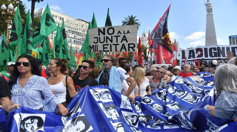 El combate al negacionismo y al autoritarismo también echó mano al humor, como muestra este eslogan que hará época: "No a la junta Milei-tar".