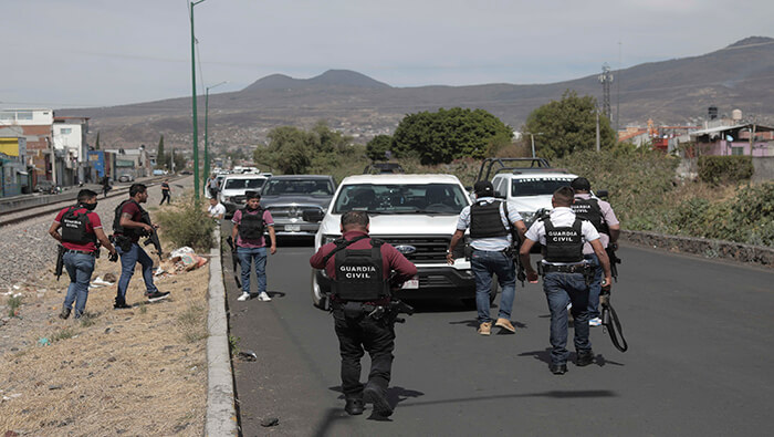 Tras casi una hora de enfrentamiento, los efectivos policiales lograron capturar a los presuntos integrantes del grupo criminal.
