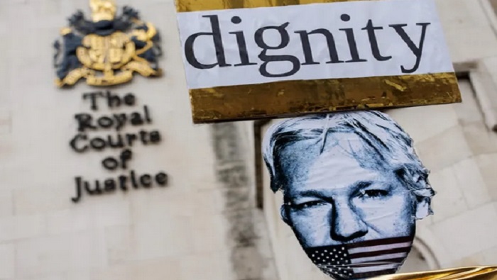 EE.UU. pide que Assange sea extraditado por supuestos delitos de espionaje e intrusión informática, tras revelar en su sitio web que entre los años 2010 y 2011 crímenes de guerra de La Casa Blanca en Irak y Afganistán.