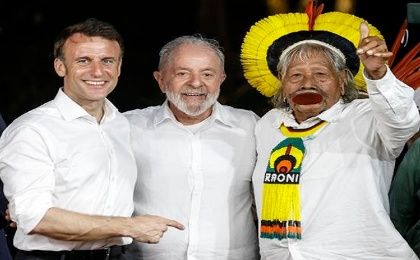 En Belém de Pará, Macron condecoró con la Legión de Honor al cacique kayapó Raoni, impulsor de la conservación de la Amazonía.