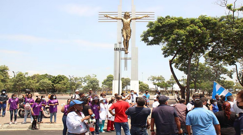 En la explanada del Monumento de la Fe, localizado en el suburbio de Guayaquil, en Ecuador, se espera la llegada de la imagen de Cristo del Consuelo este viernes.