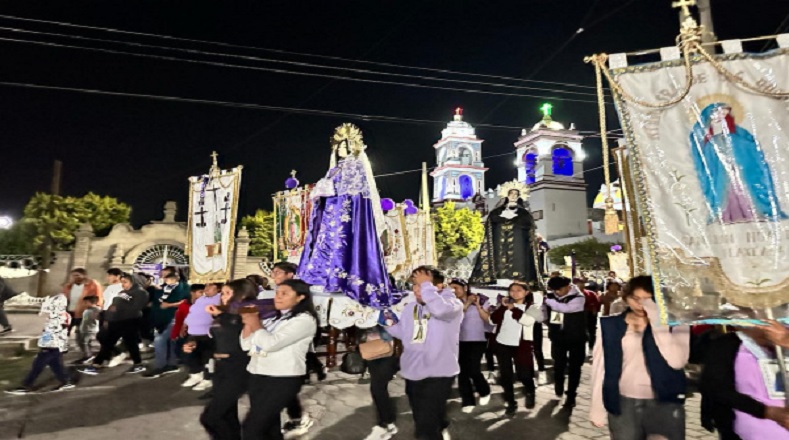 Como cada año, la población de Huactzinco, en el estado de Tlaxcala, México, realiza la repartición del atole de Judas a todas las personas que acompañan a la procesión.