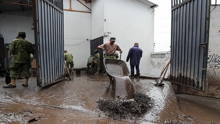 Efectivos militares participan en la retirada del lodo en aquellos espacios que se inundaron.