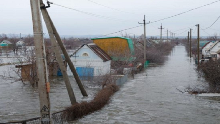 Alexánder Kurenko, valoró de crítica la situación en Orsk, debido a la ruptura de la seguridad del río Ural  se han dañado 4.518 edificios residenciales y 4.587 zonas contiguos.