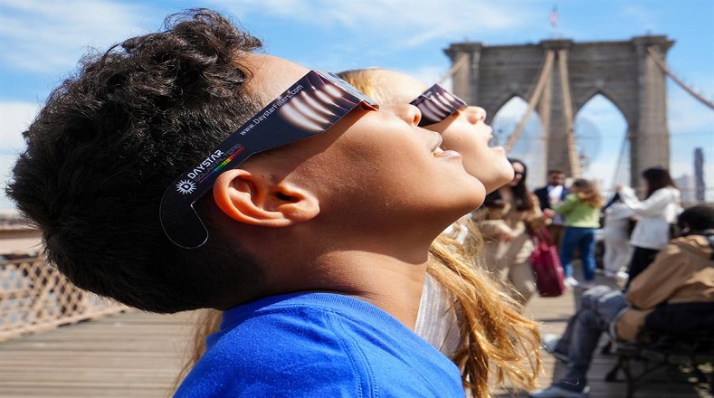 Para mirar el suceso astronómico, las personas tuvieron que utilizar gafas para eclipses y asegurarse de que cumplieran con los estándares internacionales, ya que mirar directamente al sol podía dañar los ojos.