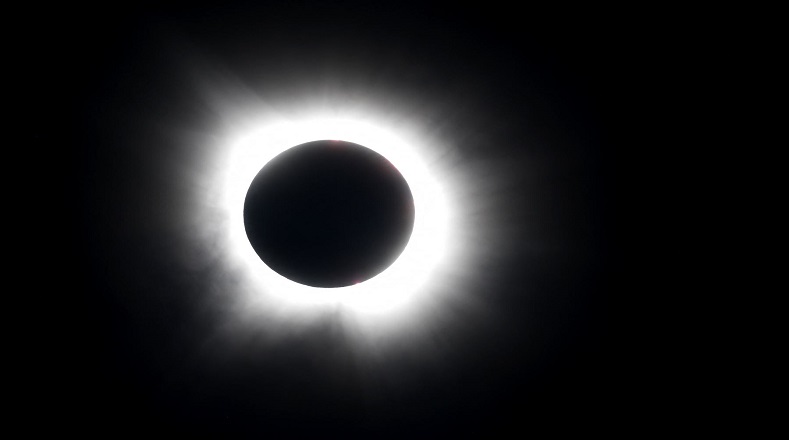 Un eclipse sucede cuando la luna se interpone entre el Sol y la Tierra y bloquea la luz proveniente del sol. También proyecta una sombra sobre la Tierra.