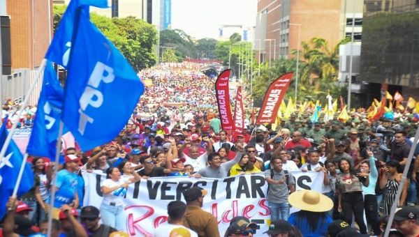 Miles de venezolanos se movilizaron este 13 de abril, Día de la Dignidad Nacional, y salieron a las calles para ratificar la lealtad a la Revolución y la determinación a seguir los ideales de Simón Bolívar y Hugo Chávez.
