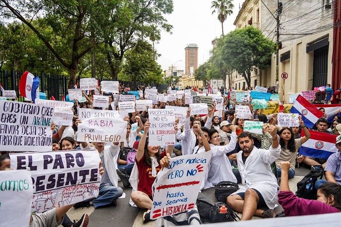 Estudiantes frente al Congreso de Paraguay durante la audiencia pública para debatir el "Arancel Cero" en universidades públicas.