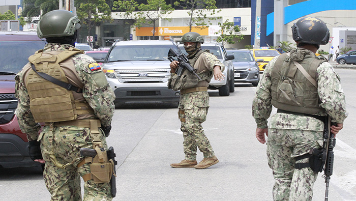 Policías y militares ecuatorianos custodian la zona del ataque al alcalde José Sánchez para iniciar las investigaciones de rigor.