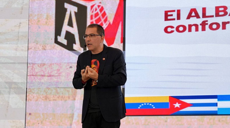El Secretario Ejecutivo del ALBA-TCP, Jorge Arreaza, llamó a crear una agenda común para defender el derecho a la soberanía y la vida con dignidad."Nosotros tenemos que ser los insurgentes, los que nos sublevamos y contagiamos al resto de los mecanismos de unión con la Alianza Bolivariana", afirmó.