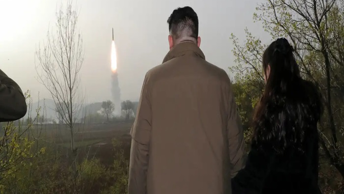 Según KCNA, el líder norcoreano elogió la precisión y efectividad de los cohetes.