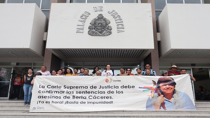“A 8 años del asesinato de Berta Cáceres, feminista, defensora del territorio y de los derechos del pueblo Lenca, las sentencias condenatorias en contra de los autores materiales y el coautor del crimen siguen sin ser firmes”, refirió IM-Defensoras.