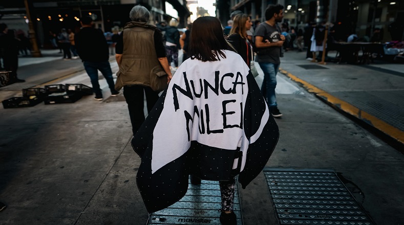 Con la premisa “no hay plata”, el Gobierno de Javier Milei justifica el desfinanciamiento universitario. Ante ello, el pueblo y las organizaciones sociales en Argentina se movilizan.