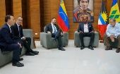 Ambas figuras fueron recibidas por el canciller venezolano Yván Gil, junto al secretario ejecutivo del ente, Jorge Arreaza.
