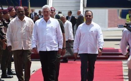 Arriba a Maiquetía, el presidente de Cuba, Miguel Díaz-Canel, quien es recibido por el canciller Yván Gil, y el secretario ejecutivo del ALBATCP, Jorge Arreaza.