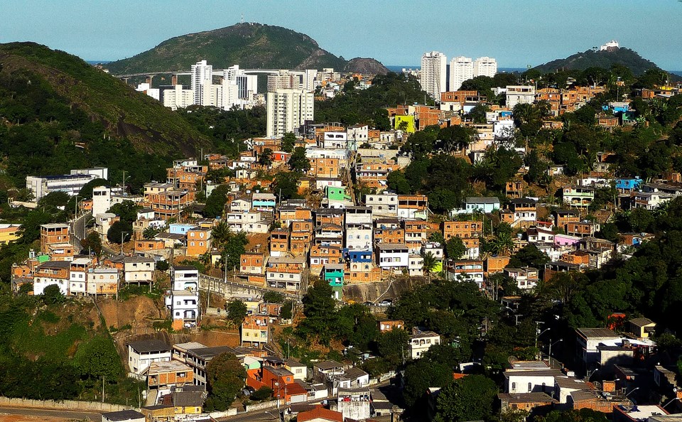 De acuerdo a esos datos, en Brasil, la tasa de pobreza cayó del 31,6 por ciento en 2022 al 27,5 por ciento en 2023, el nivel más bajo de la serie iniciada en 2012.