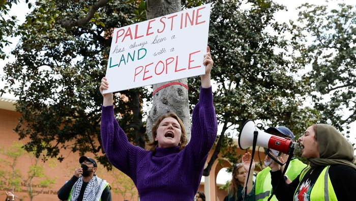 Además, la policía arrestó a decenas de estudiantes que participaban en las manifestaciones a favor de Palestina en la Universidad de Yale en Connecticut.