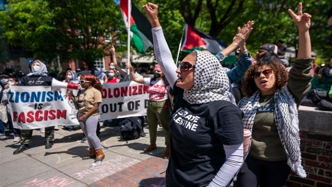 Con bocinas, banderas palestinas y consignas a favor de la paz y en contra del genocidio, jóvenes y profesores exigieron el fin del genocidio.