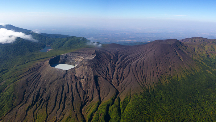 a Comisión Nacional de Emergencias costarricense advirtió del aumento en la salida de gases y actividad sísmica en el volcán Rincón de la Vieja.
