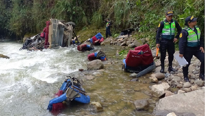 El autobús cayó por un abismo de 200 metros de altura y fue a parar al río Sendama que atraviesa el municipio Celendín.