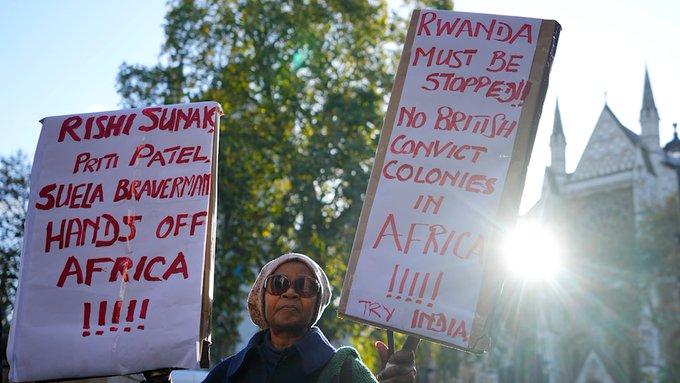 Este miércoles se celebró una gran manifestación frente a Lunar House en Croydon, al sur de Londres, donde un hombre, un ciudadano sudanés, fue detenido el lunes y le dijeron que lo enviarían a Ruanda.