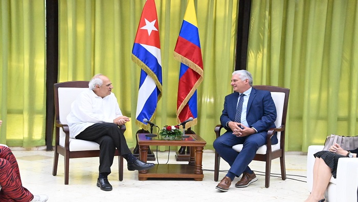 Durante su estancia en la nación caribeña, se reunió con el presidente cubano, Miguel Díaz-Canel Bermúdez, quien le reiteró el apoyo irrestricto de Cuba a la Paz en Colombia.