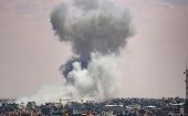 En los barrios de la ciudad de Gaza, particularmente en los barrios de Al-Zaytoun, Tal Al-Hawa y Al-Sabra, los aviones de ocupación israelíes dispararon contra personas que se movían.