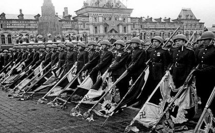 Durante el primer Desfile de la Victoria, el 24 de junio de 1945, los soldados soviéticos arrojaron ante la muralla del Kremlin las banderas de la maquinaria de guerra alemana.