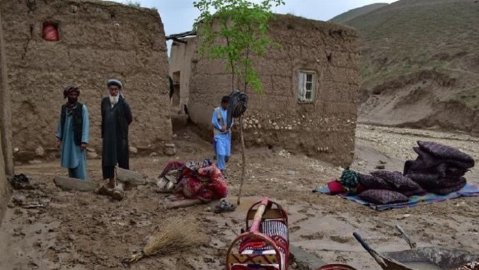 Los equipos de gestión de desastres dirigidos por los talibanes están distribuyendo tiendas de campaña y alimentos a los sobrevivientes. 