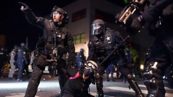 Fuerzas federales, de conjunto con la policía de Portland, han reprimido violentamente las protestas. Fuente: ABC.