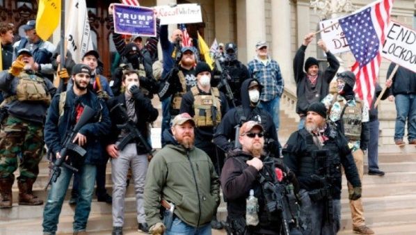 Partidarios de Trump hacen frente a los manifestantes en Portland portando armas de fuego de diverso calibre. Fuente: Twitter @itsjustwhite