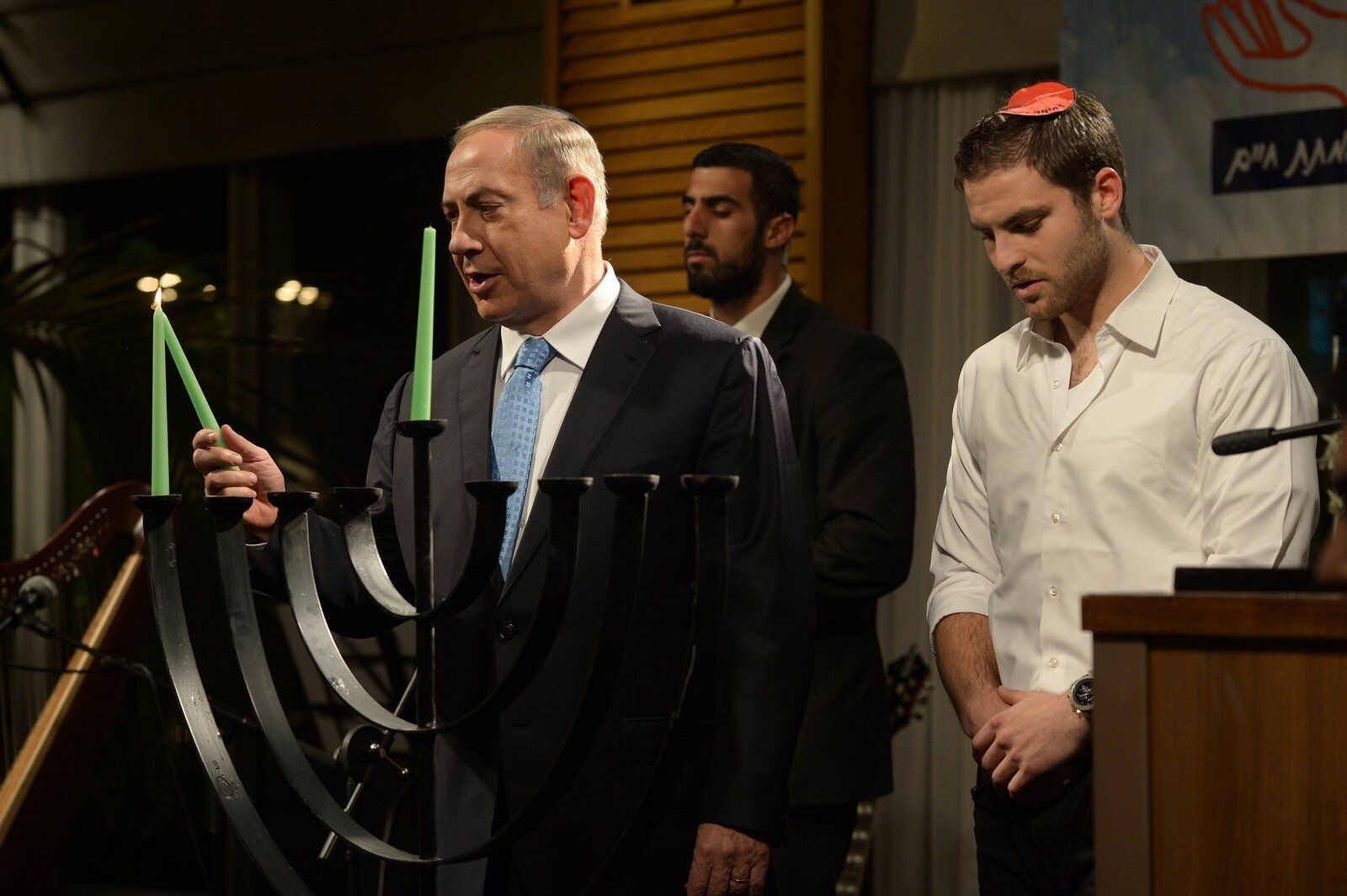 Netanyahu enciende la primera vela del candelabro de la fiesta de Januká. Foto Twitter @netanyahu