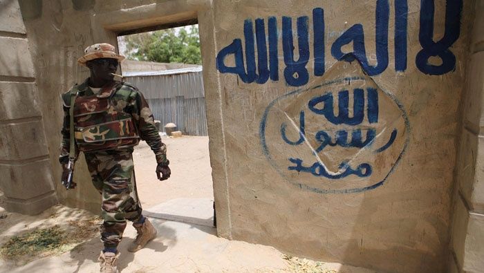 Soldado nigeriano camina en una casa tomada por Boko Haram